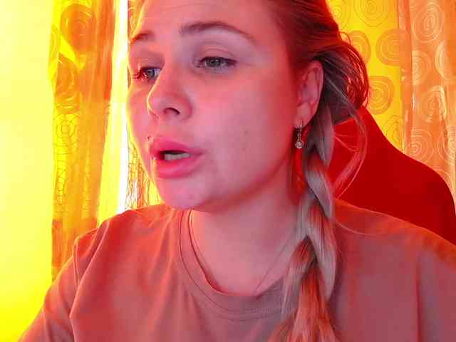 YourFunnyBlondiee webcam