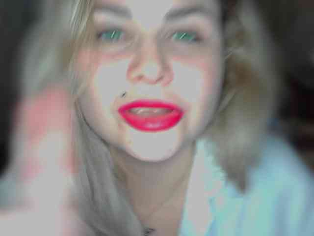 YourFunnyBlondiee webcam