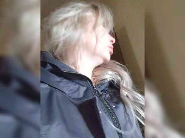 YourFunnyBlondiee webcam