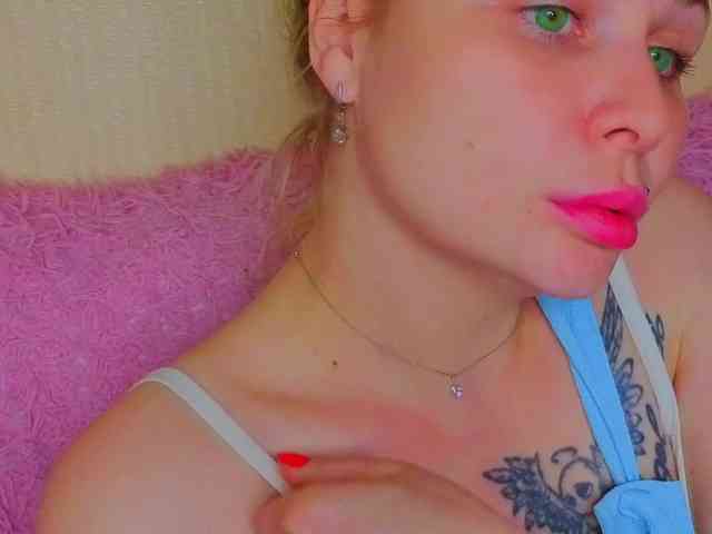 YourFunnyBlondiee webcam