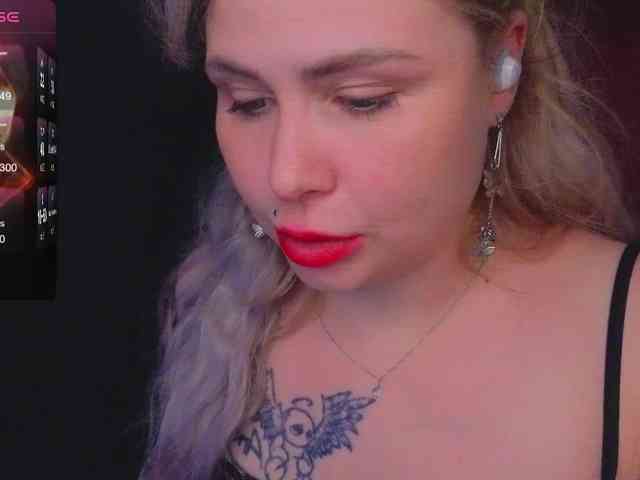 YourFunnyBlondiee webcam