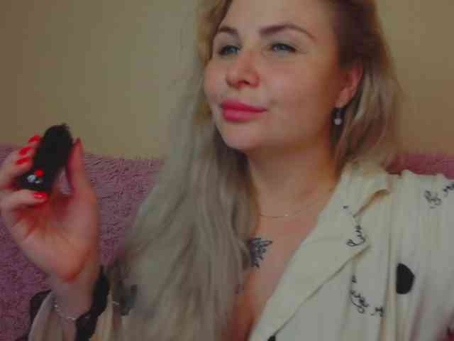 YourFunnyBlondiee webcam