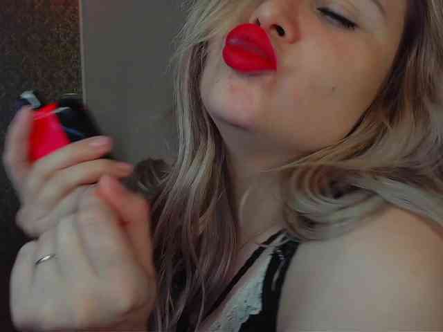 YourFunnyBlondiee webcam