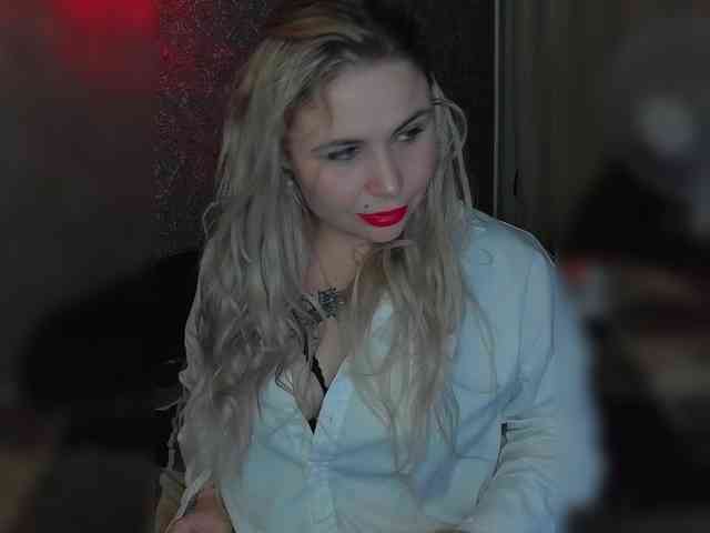 YourFunnyBlondiee webcam