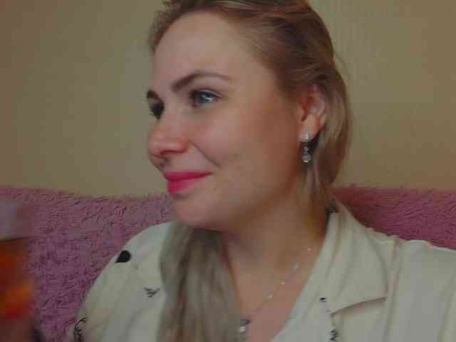 YourFunnyBlondiee webcam