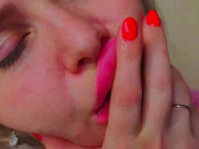YourFunnyBlondiee webcam