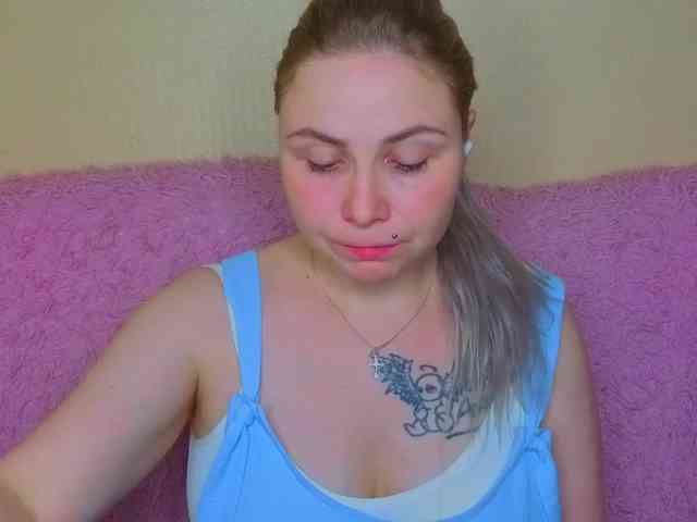 YourFunnyBlondiee webcam