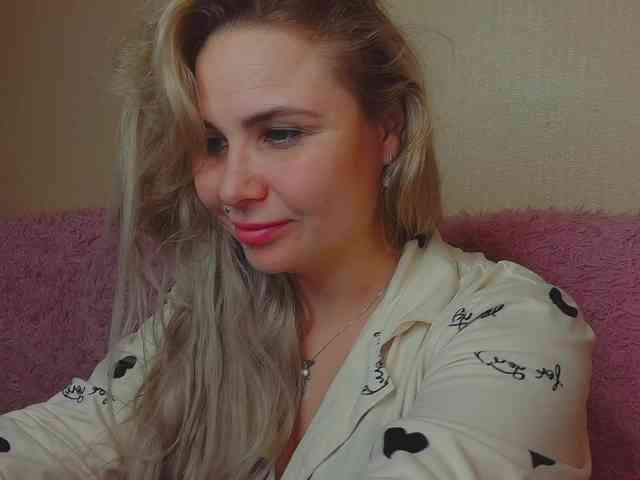 YourFunnyBlondiee webcam
