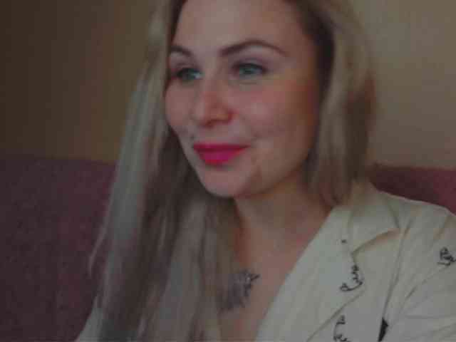 YourFunnyBlondiee webcam