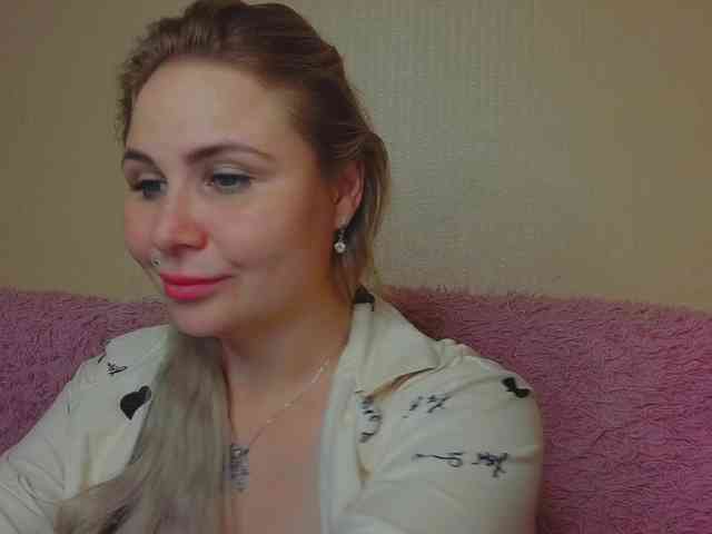 YourFunnyBlondiee webcam