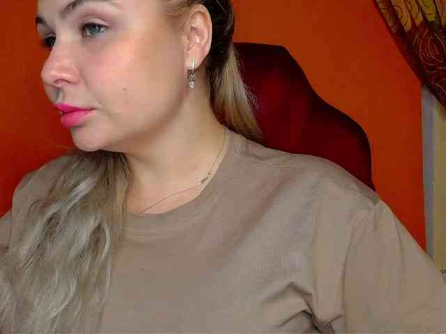 YourFunnyBlondiee webcam
