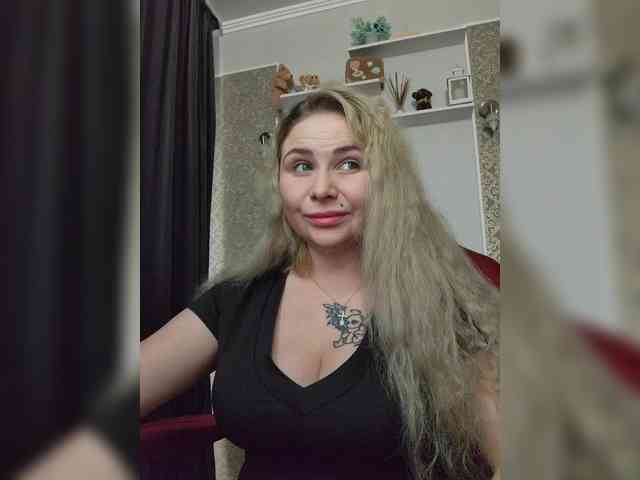 YourFunnyBlondiee webcam
