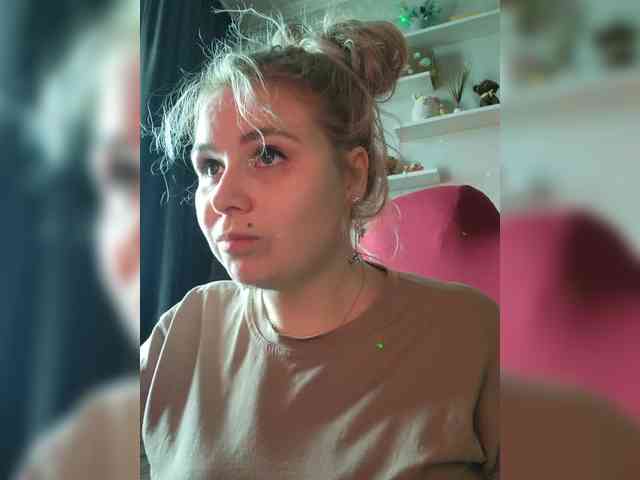YourFunnyBlondiee webcam