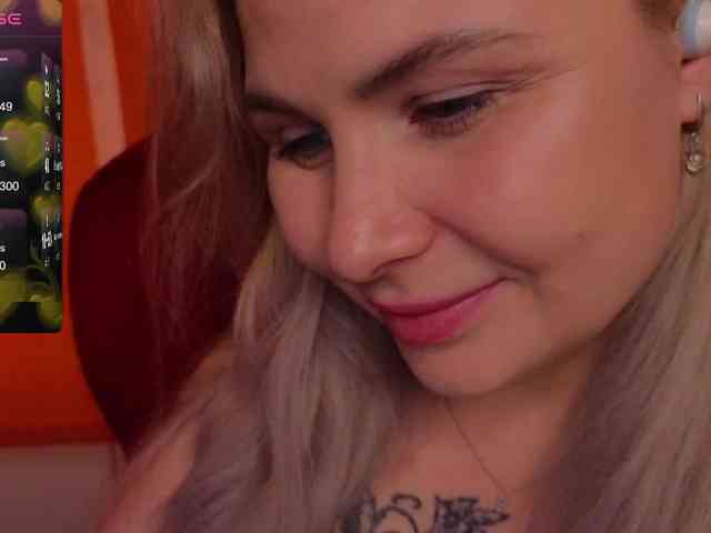 YourFunnyBlondiee webcam