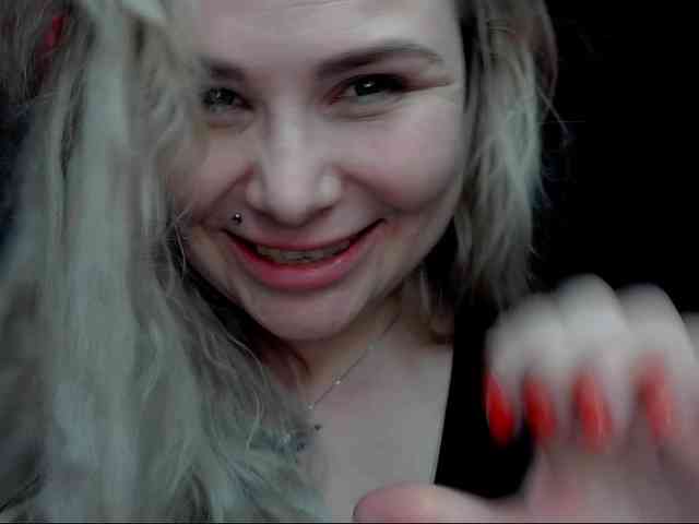 YourFunnyBlondiee webcam