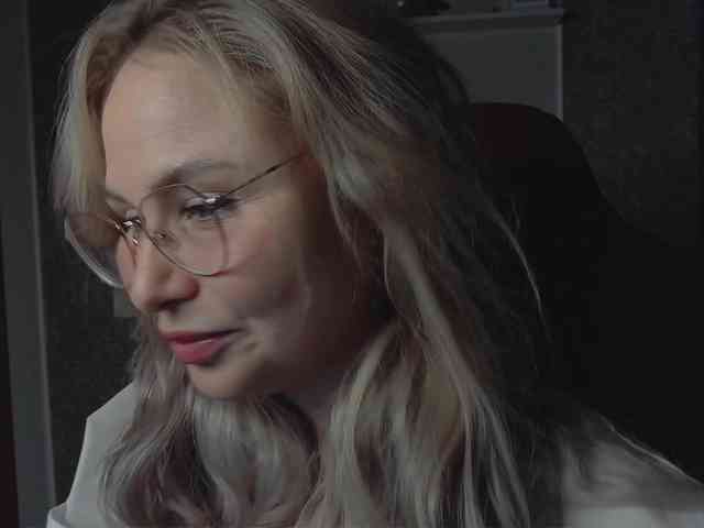 YourFunnyBlondiee webcam