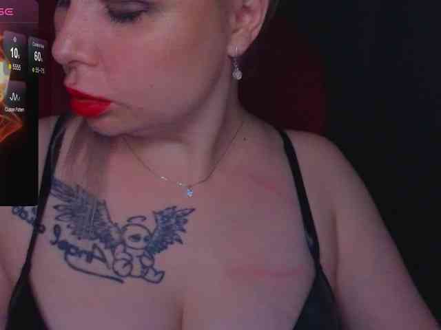 YourFunnyBlondiee webcam