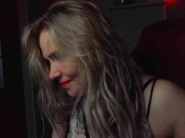 YourFunnyBlondiee webcam