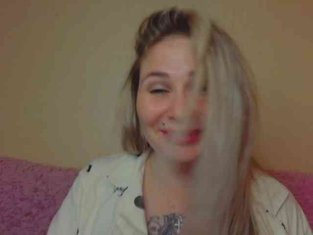 YourFunnyBlondiee webcam
