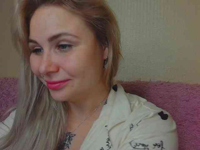 YourFunnyBlondiee webcam