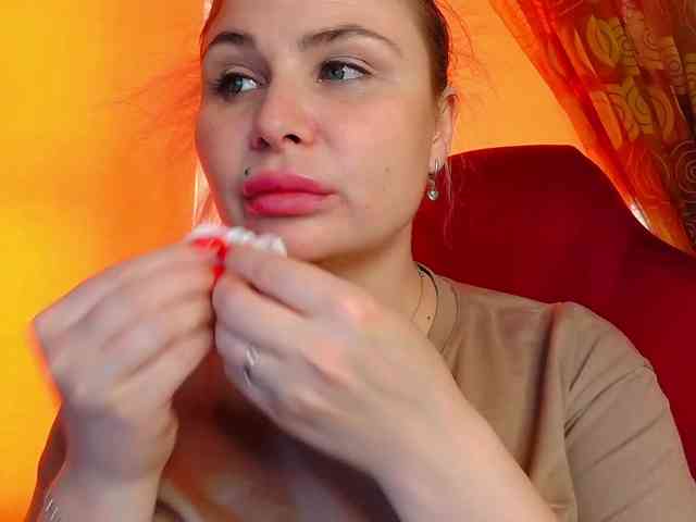 YourFunnyBlondiee webcam