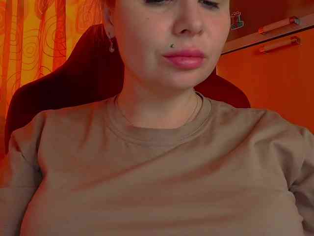 YourFunnyBlondiee webcam