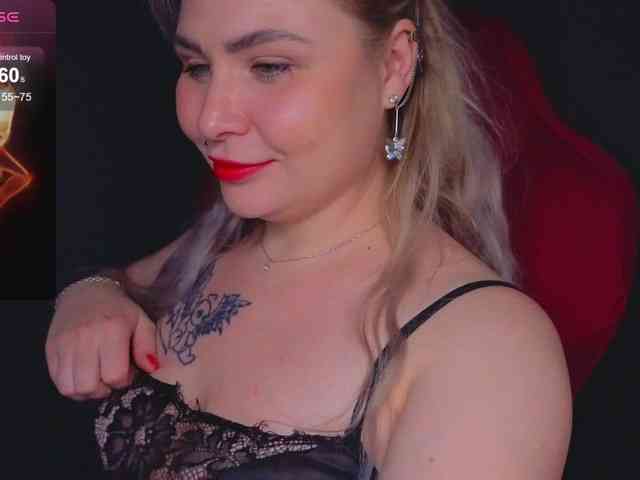 YourFunnyBlondiee webcam