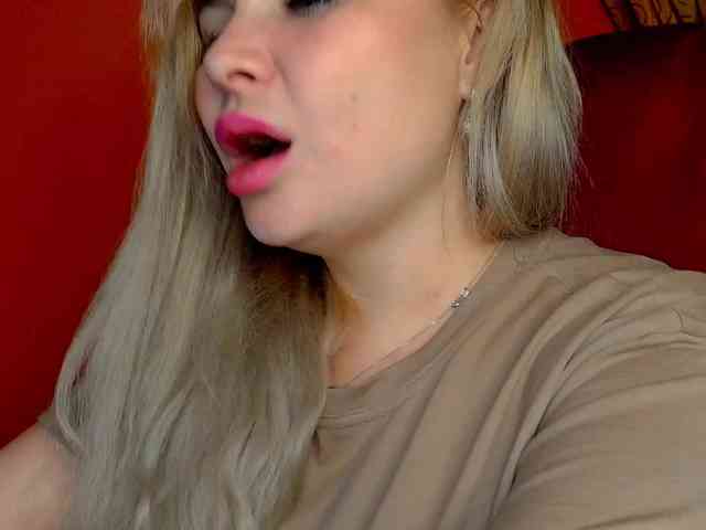 YourFunnyBlondiee webcam