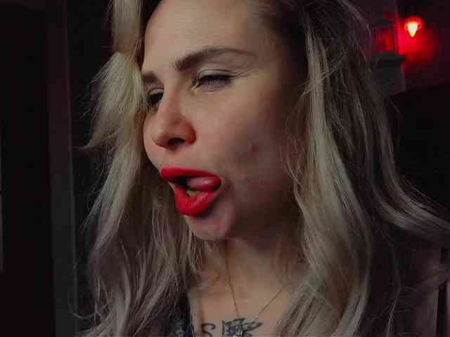 YourFunnyBlondiee webcam