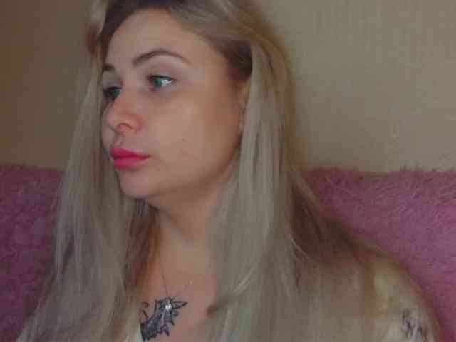 YourFunnyBlondiee webcam