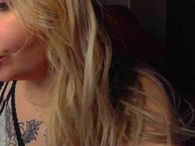 YourFunnyBlondiee webcam