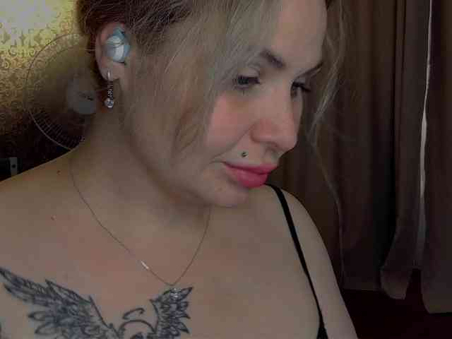 YourFunnyBlondiee webcam