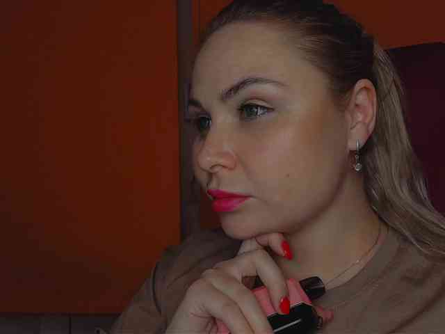 YourFunnyBlondiee webcam