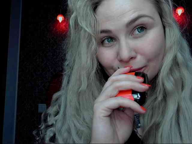 YourFunnyBlondiee webcam
