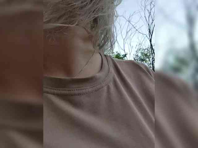 YourFunnyBlondiee webcam