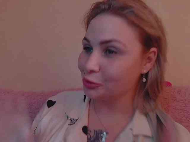 YourFunnyBlondiee webcam