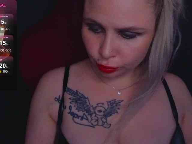 YourFunnyBlondiee webcam