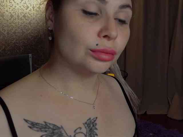 YourFunnyBlondiee webcam