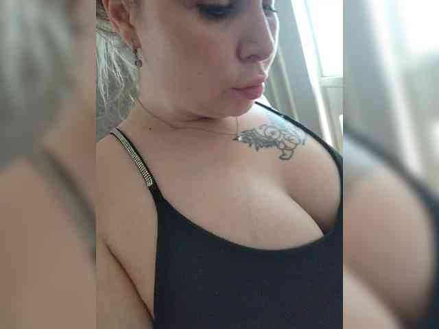 YourFunnyBlondiee webcam