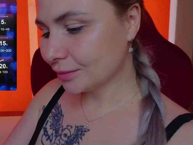 YourFunnyBlondiee webcam
