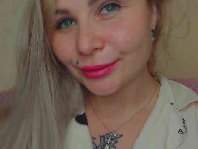 YourFunnyBlondiee webcam