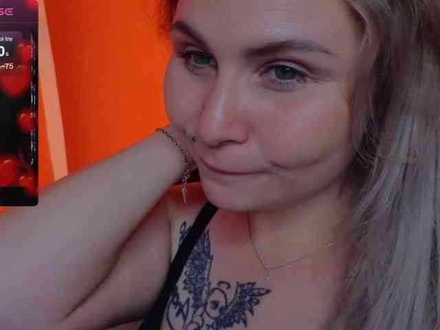 YourFunnyBlondiee webcam