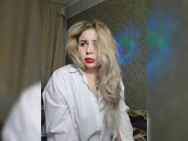 YourFunnyBlondiee webcam