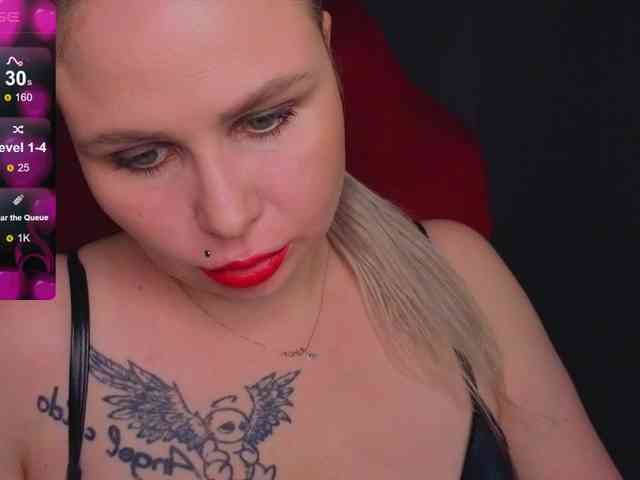 YourFunnyBlondiee webcam
