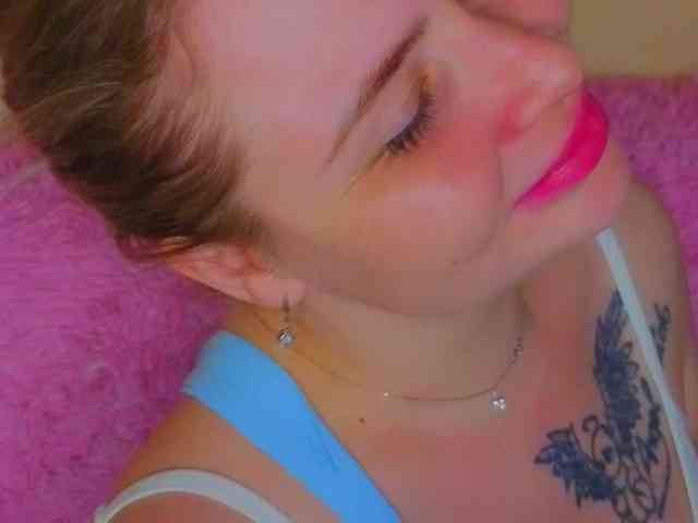 YourFunnyBlondiee webcam