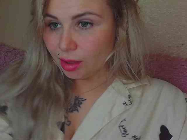 YourFunnyBlondiee webcam