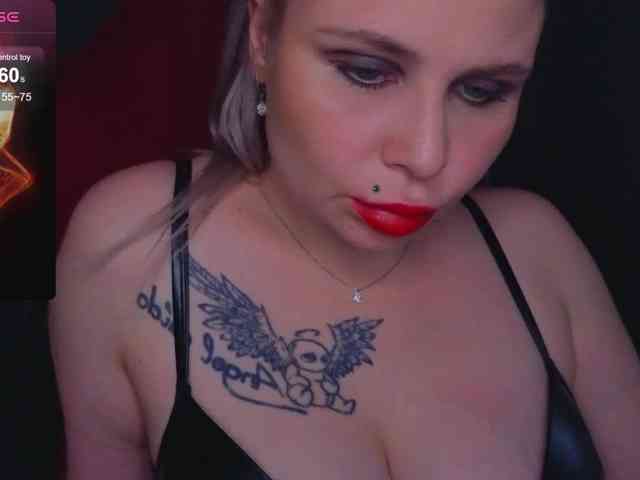 YourFunnyBlondiee webcam