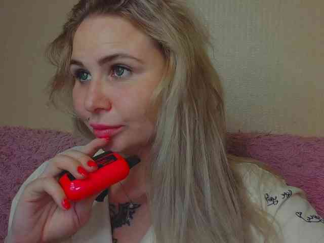 YourFunnyBlondiee webcam