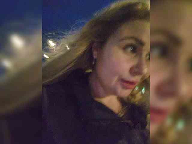 YourFunnyBlondiee webcam