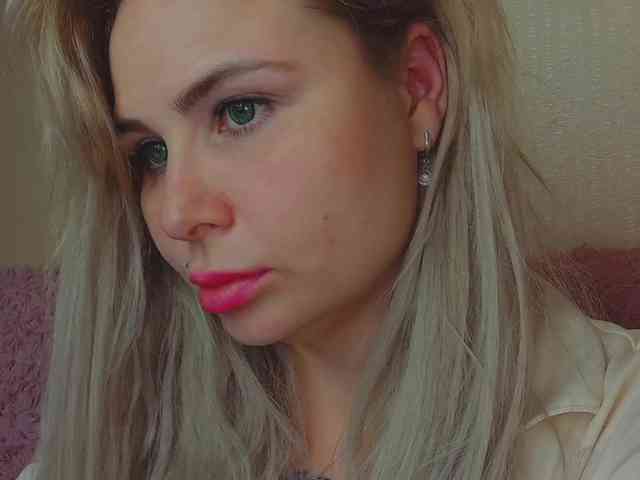 YourFunnyBlondiee webcam
